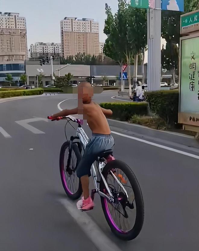 滚球-菏泽一只耳爆火!小孩天天偷骑别人自行车用完就扔!网友：没人管？(图1)