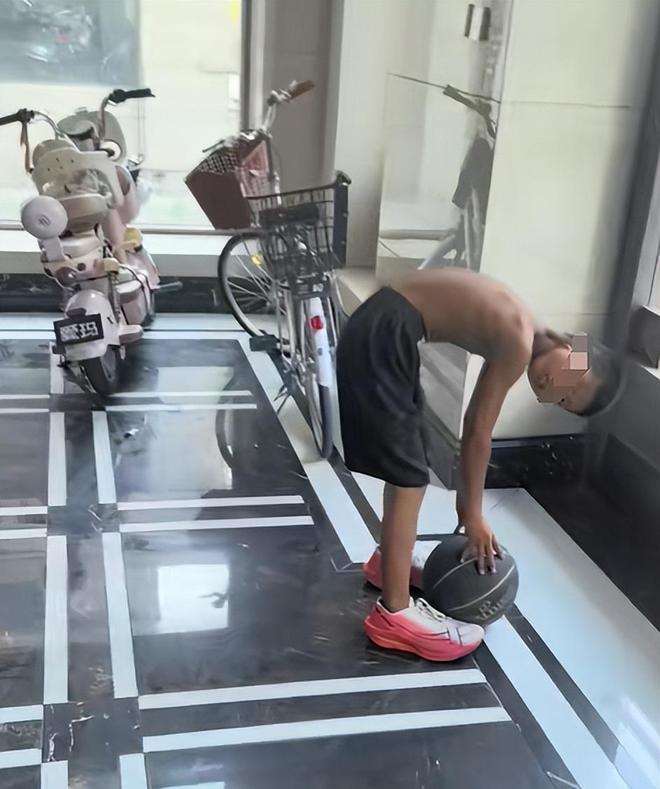 滚球-菏泽一只耳爆火!小孩天天偷骑别人自行车用完就扔!网友：没人管？(图3)